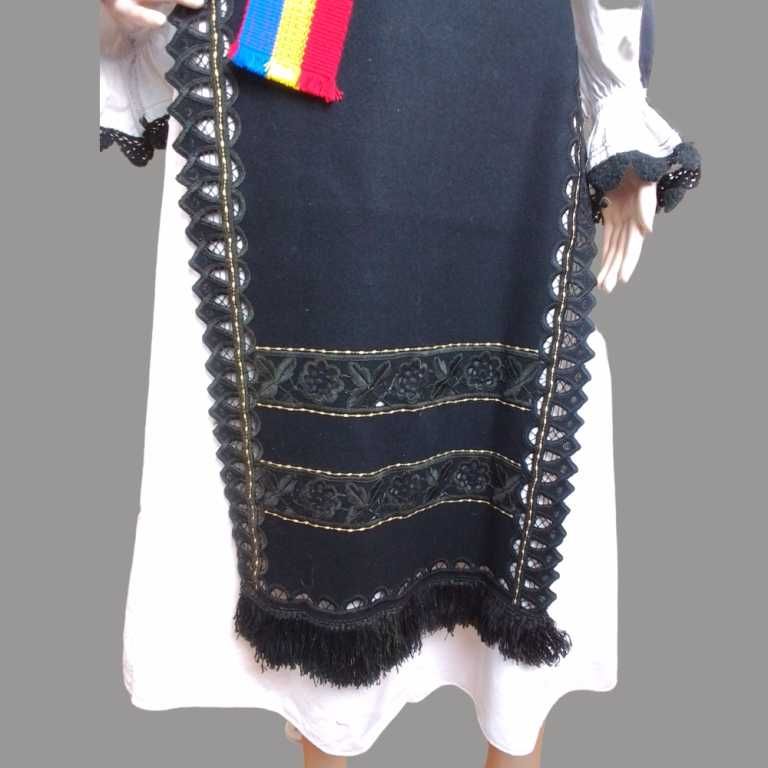 Costum popular vechi lucrat manual din zona Sibiului masura M-L sau L