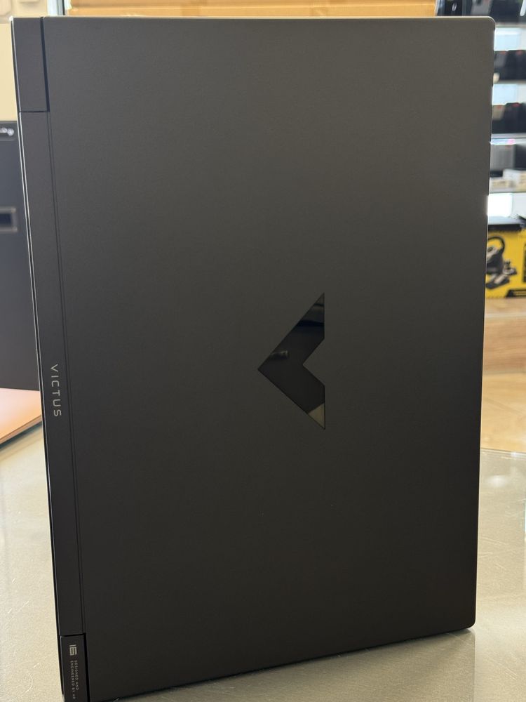 Продавам перфектен лаптоп HP VICTUS 16