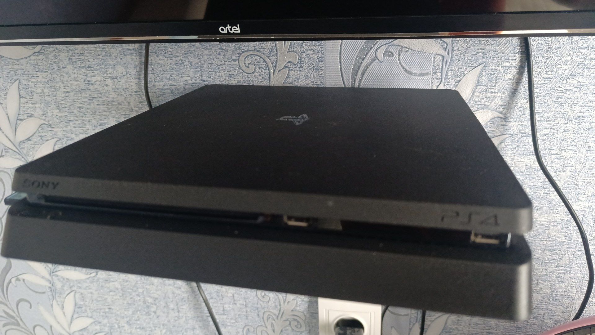 Playstation 4 в отличном состоянии срочно продам