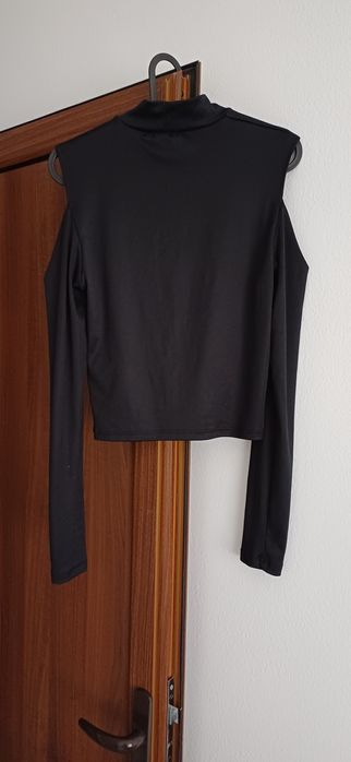 Bluza negru cu umeri cazuti
