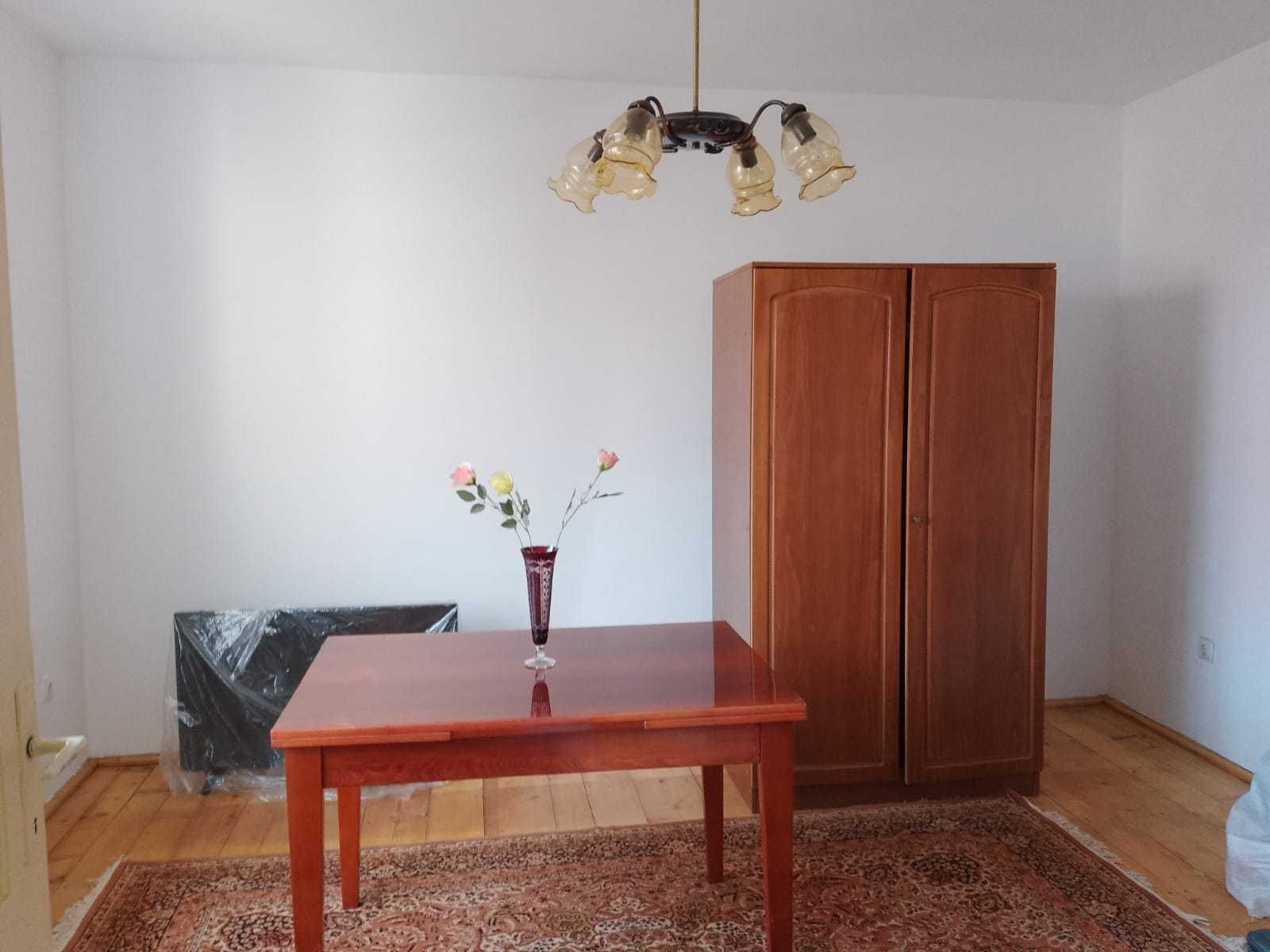 Casă de vânzare cu etaj în zona Lazaret (două corpuri de clădiri)