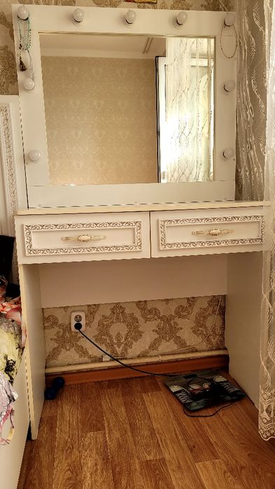 Туалетный стол (стол визажиста)