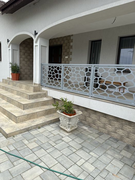 Porti tip jaluzea,porti metalice,garduri din fier