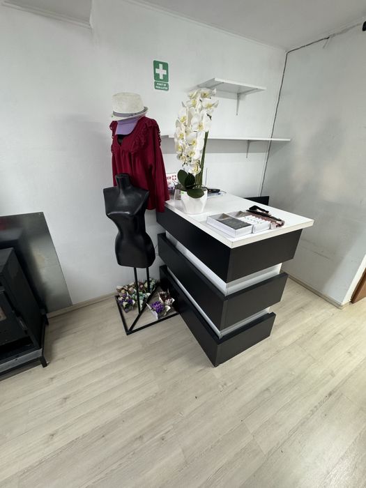 Vând mobilier complet pentru magazin de haine