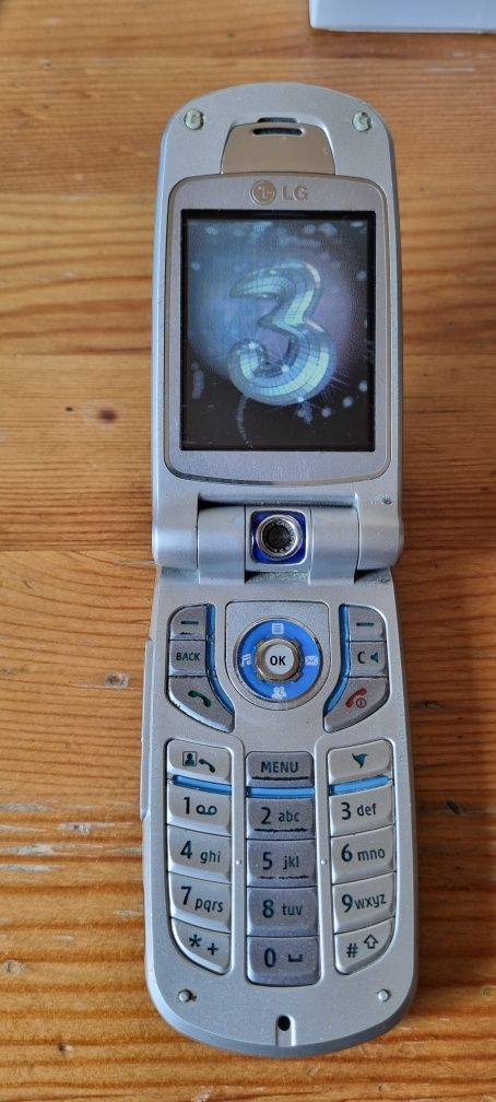 Telefon clasic cu clapeta LG U8180,vintage,de colectie,iconic.