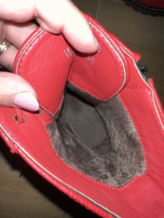 Червени Зимни Боти