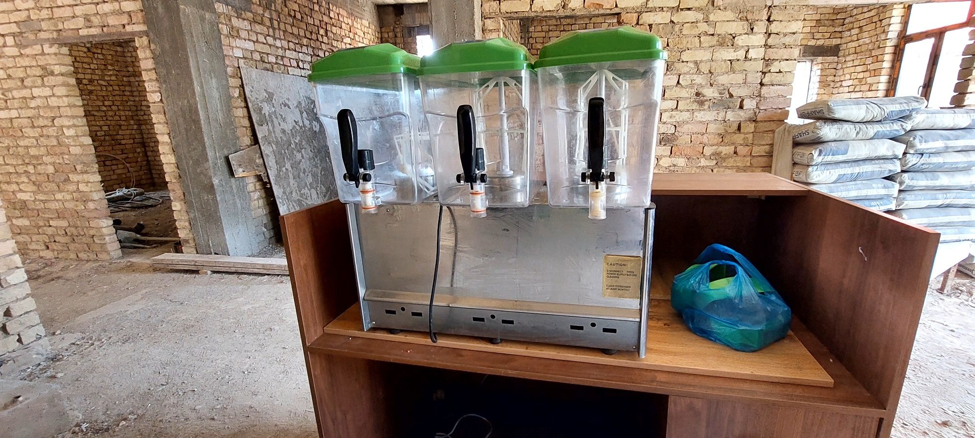 Frezer 380 v va 220 v li  muzqaymoq aparati va sok ahladitel sotiladi