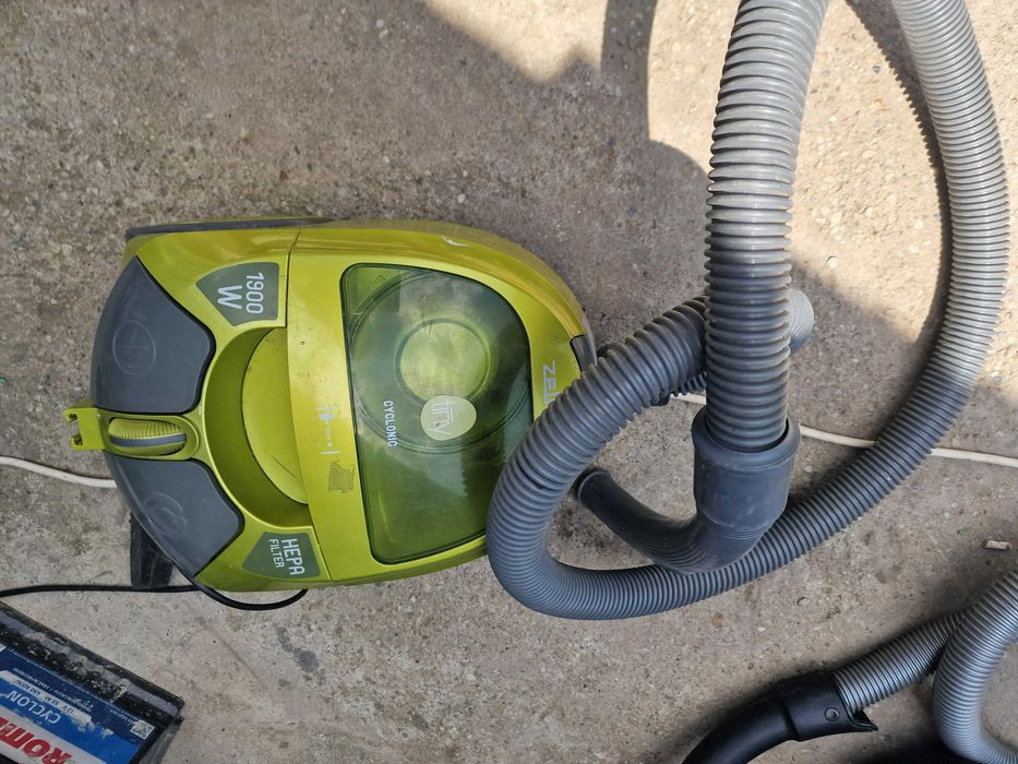 Aspiratoare in stare perfecta de functionare cu recipient si filtru