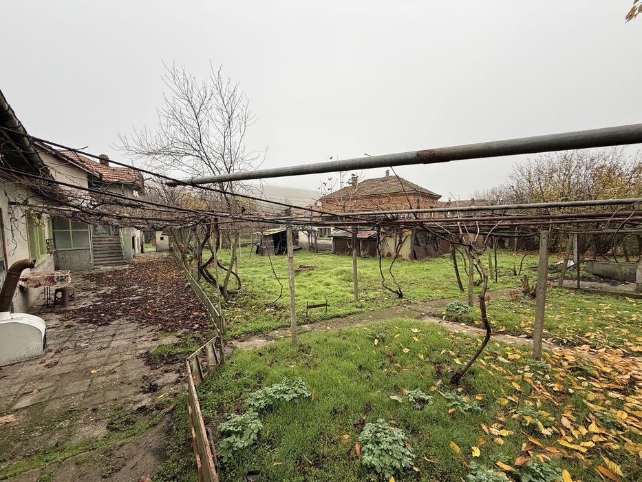 Къща с гараж равен и голям Двор!