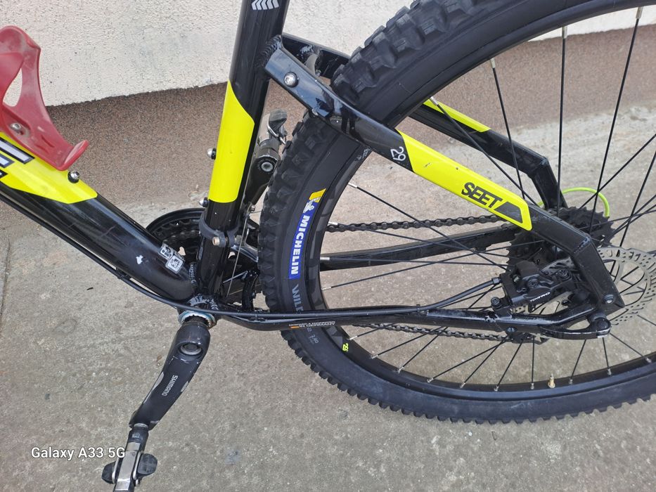 Vând bicicletă  rou
