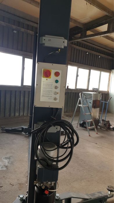 Продавам 2 подемника (крикове / автоподемници)