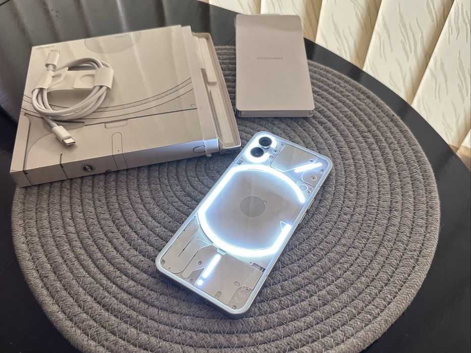 Nothing Phone 1 БЯЛ 256GB / 8 + 2 GB RAM пълен комплект в чудесен вид