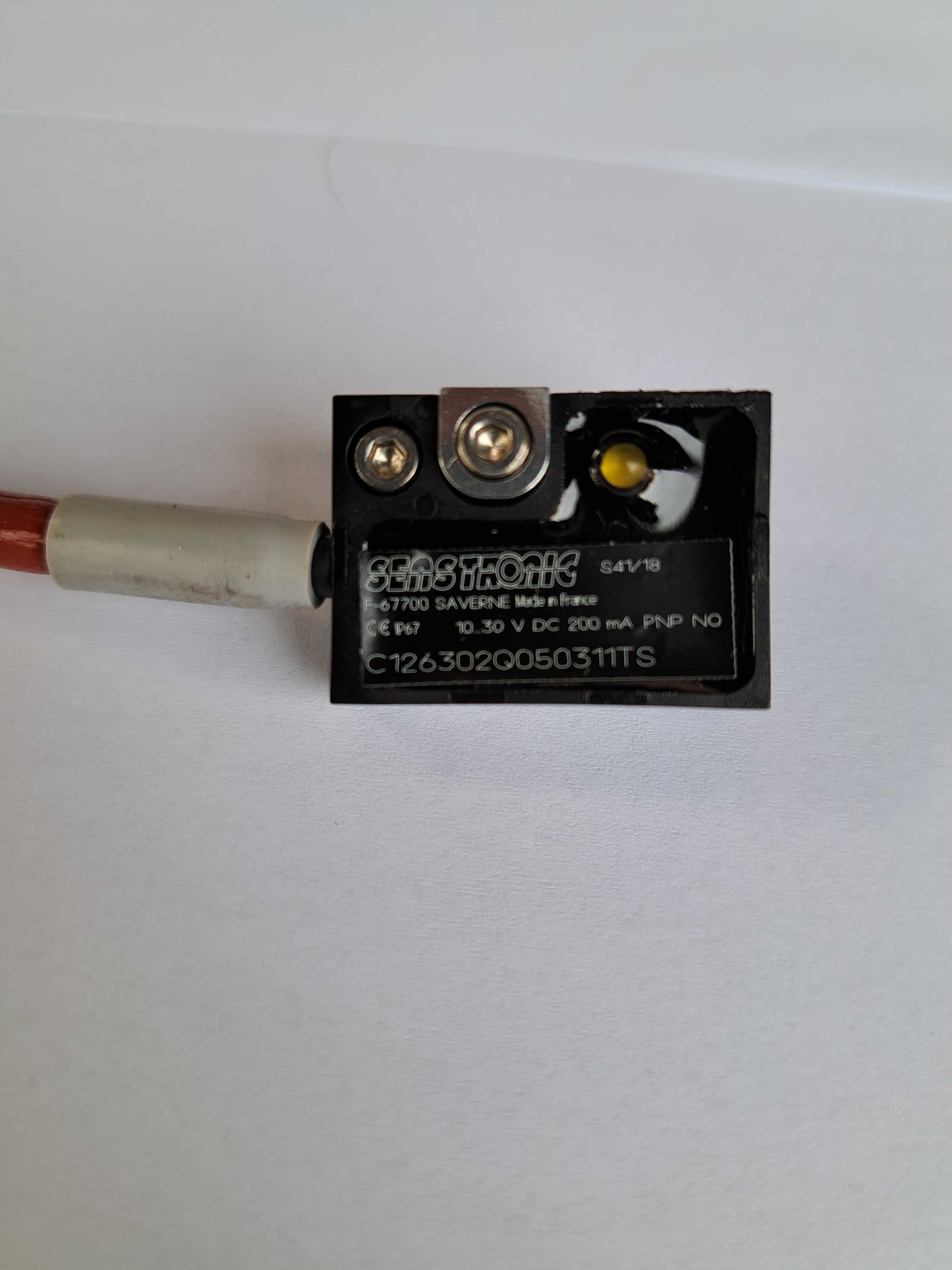 Senstronic C126302Q050311TS Sensor W/ 3-POLE MALE STRAIGHT CONNECTOR