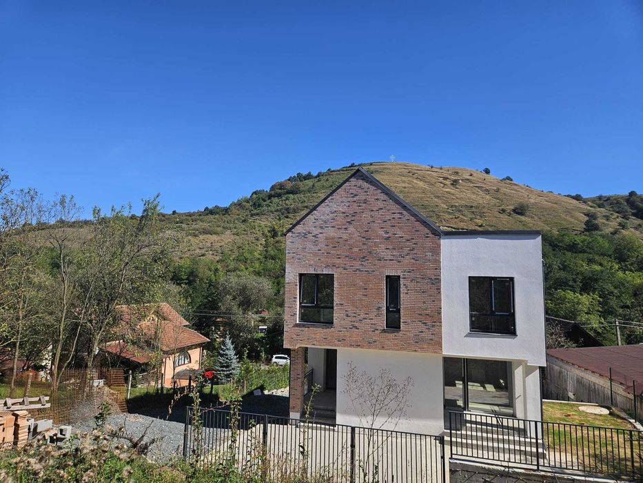 Casa de vanzare, cu terasa rooftop, la pret de apartament