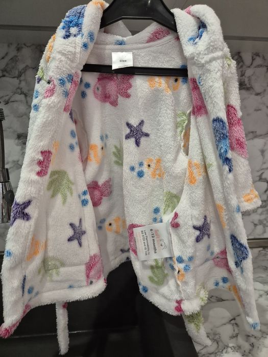 Подложка за вана + халат + хигиеннен продукт A-Derma