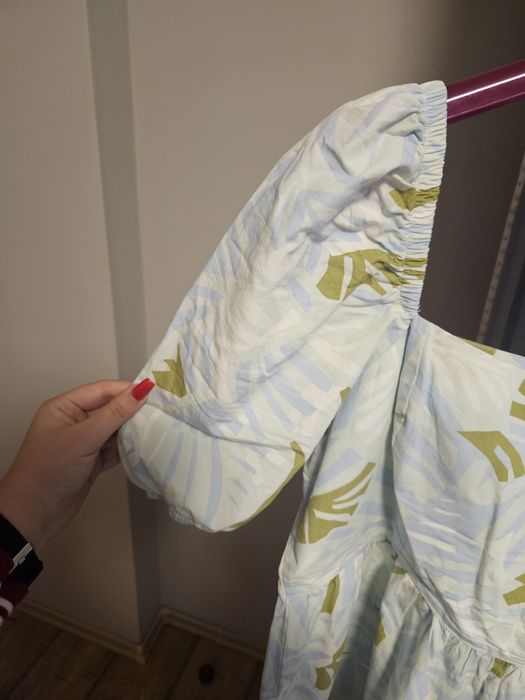 Лятна рокля с лек, ефирен плат и флорален принт