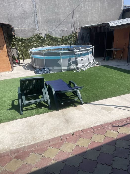 Inchiriez camere la curte