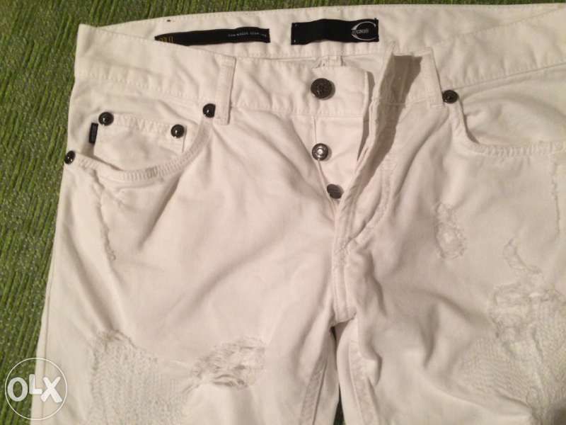 Нови бели дънки,с кръпки ,оригинални Джаст Кавали.