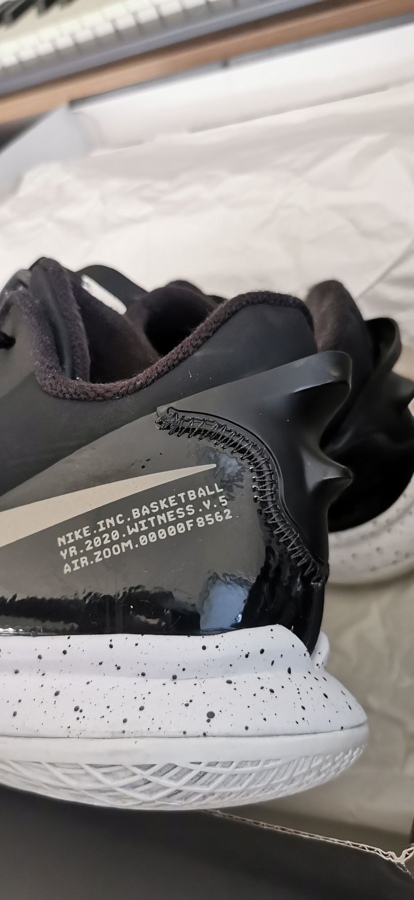 Nike LeBron Witness 5 CQ9380-001 номер 42.5
Номер 42.5