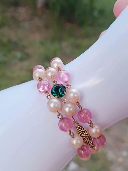 Veche bratara din perle false, margele roz si piatra verde