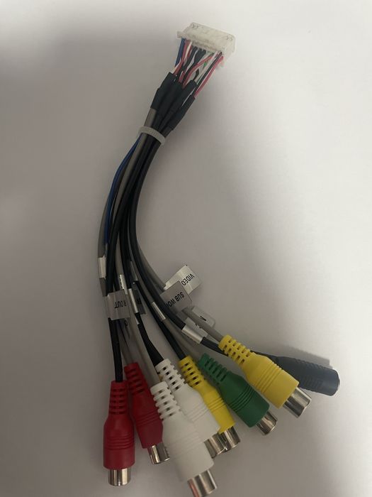 Adaptor rca 20 pini pt subwoofer navigatie,ecrane in tetiere,microfon