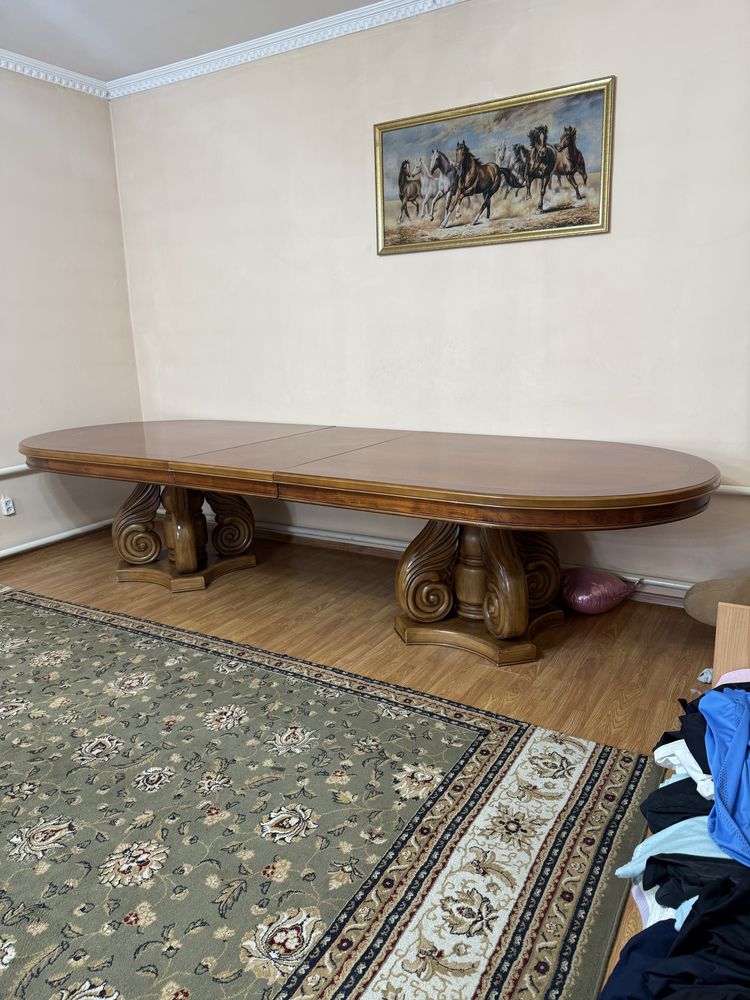 Стол шикарный в гостинную