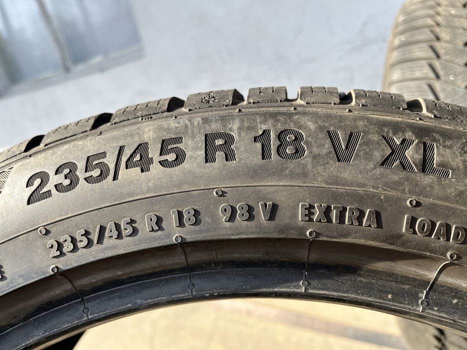 2 бр. зимни гуми 235/45/18 Continental 6 mm DOT 3518