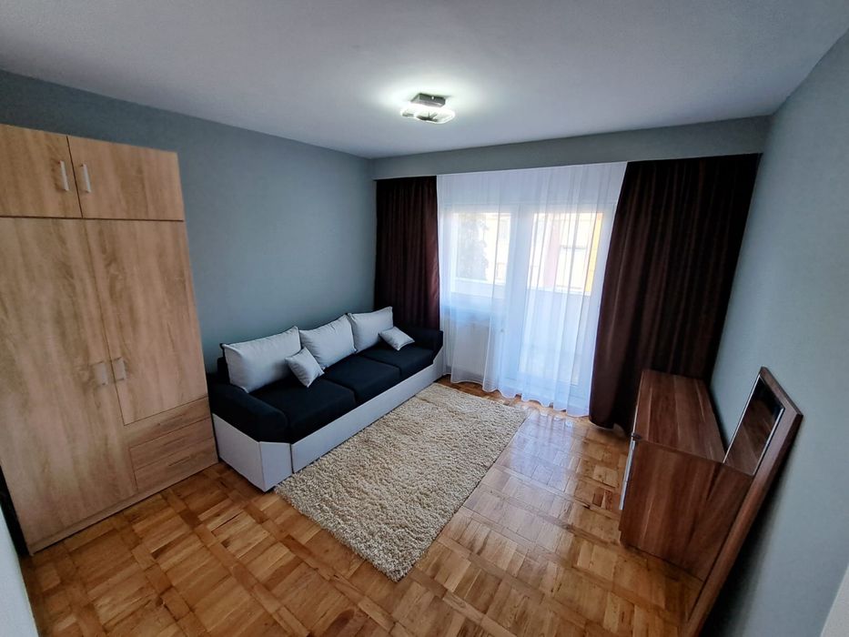 Inchiriez apartament cu 3 camere, zona centrala