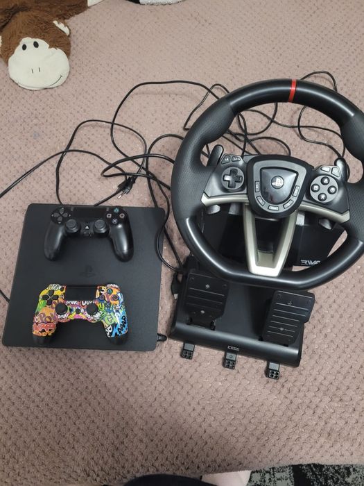 Vând PS4 plus memorie externa,volan cu pedale și 2 console.