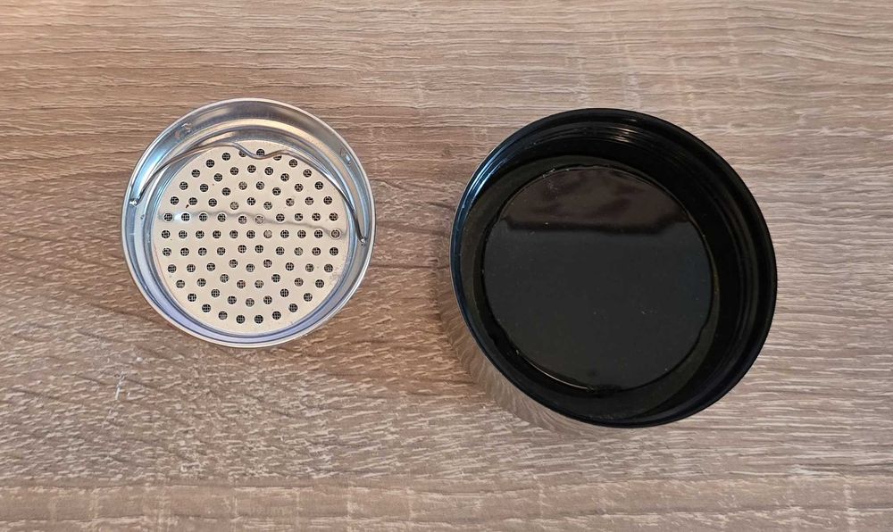 Cană/termos cu filtru mineral pentru purificarea și îmbunătățirea apei