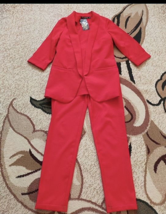 Продам новый классический костюм