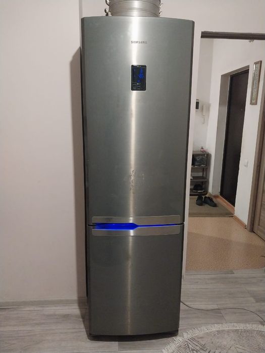 Холодильник SAMSUNG No Frost в хорошем рабочем состоение