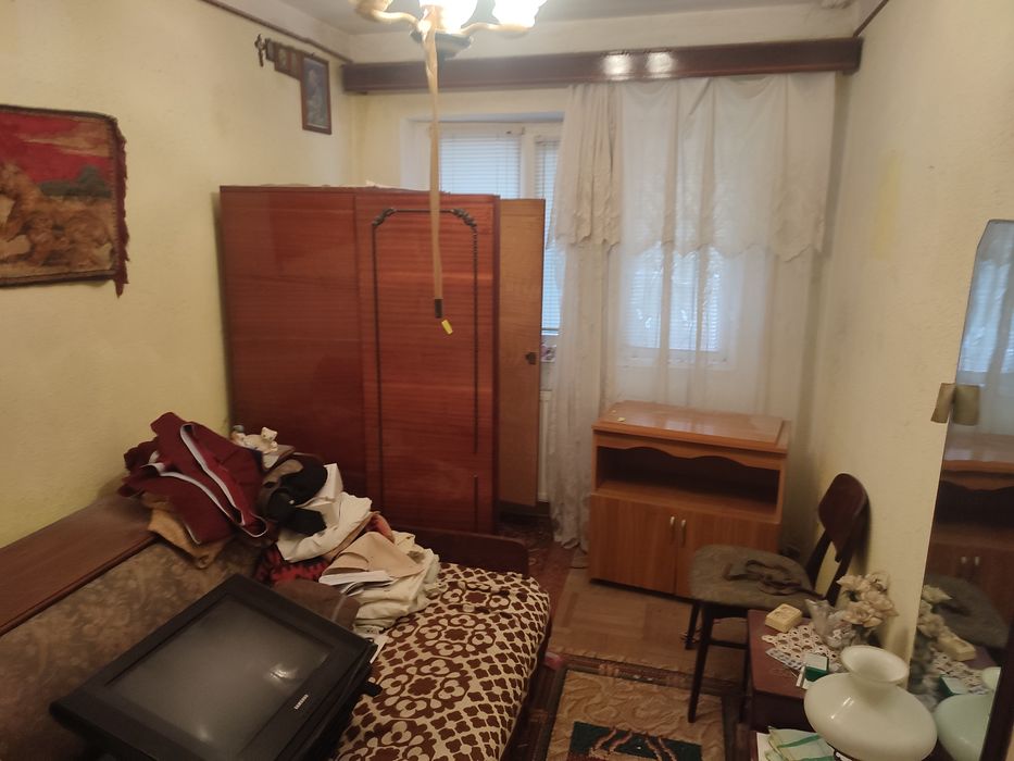 Vând apartament 3 camere in ADJUD