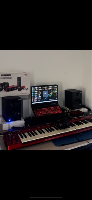 Продом студиный комплект колонки, звуковая карта, миди клавиратура