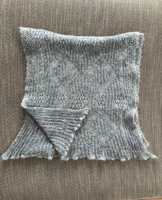 Шалове в жълто и синьо, червено пончо и масленозелена шапка