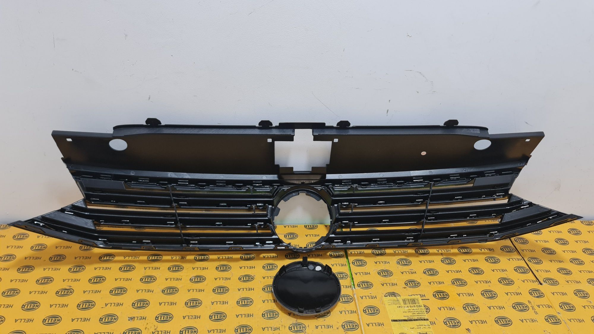 Grila masca radiator bara fata emblema radar distronic VW Passat b8
