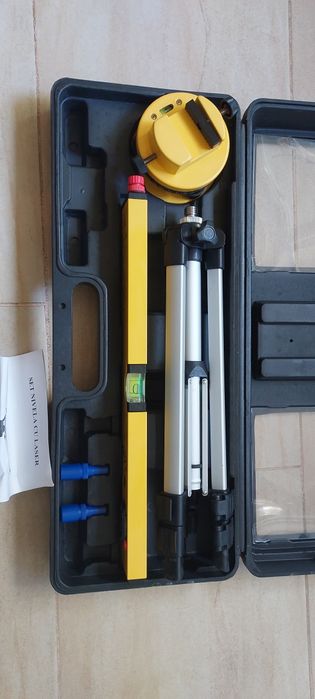 Nivela laser cu trepied