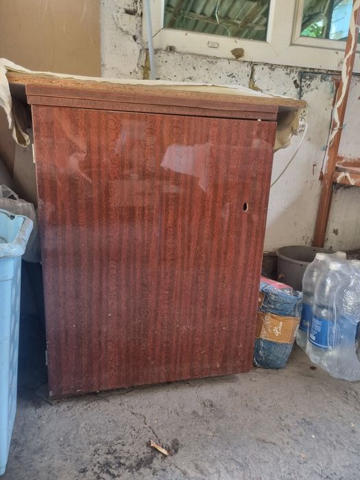 Советская швейная машинка с тумбой