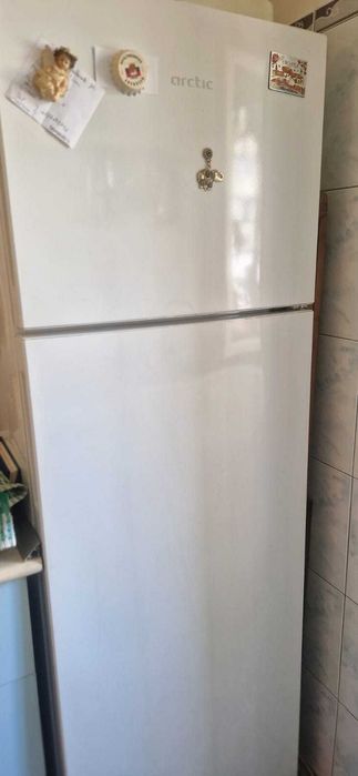 Vand frigider 1.8 metri inaltime cu congelator in perfecta stare