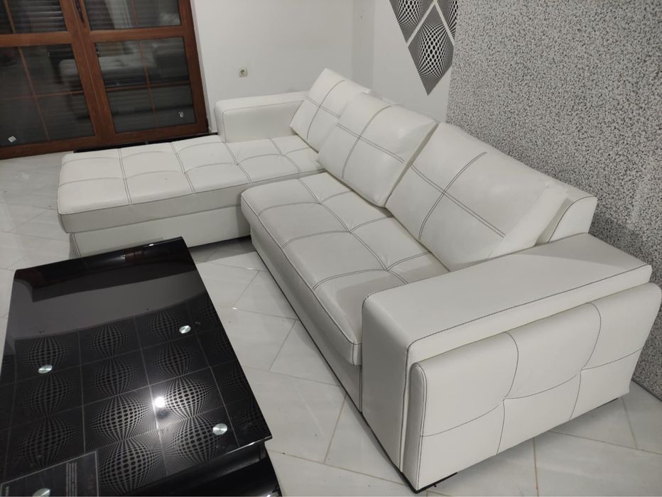 Ъглов диван от еко кожа с рафтове