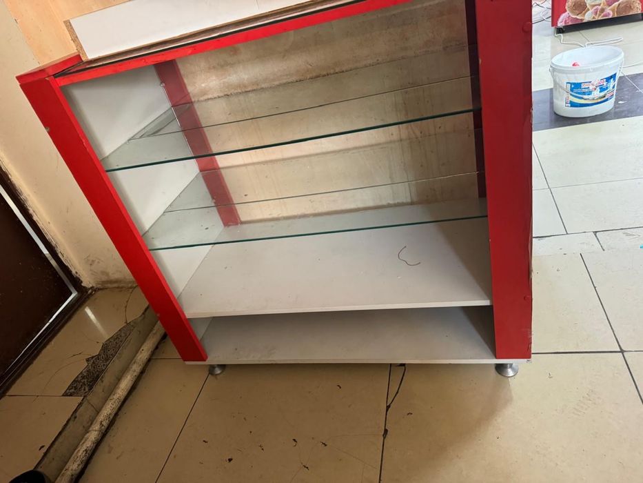 Продаются стеклянные полки витринные