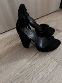 Sandale negre cu toc