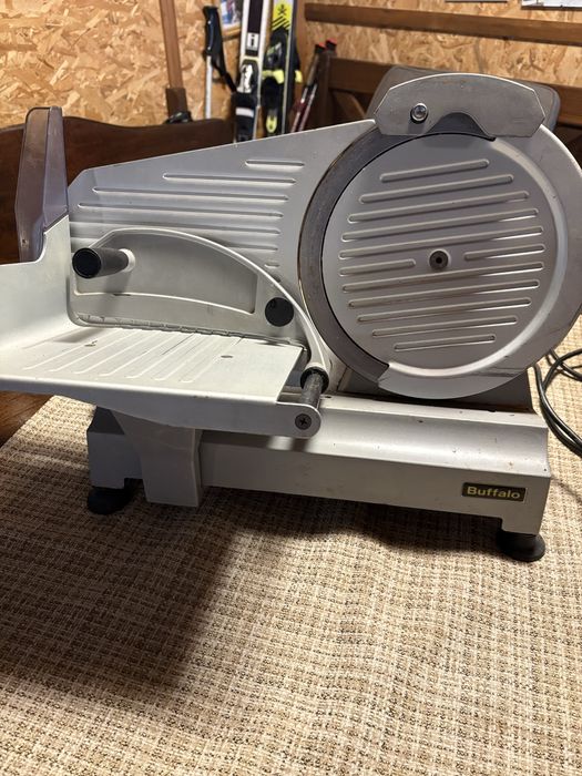 Професионална колбасо резачка.