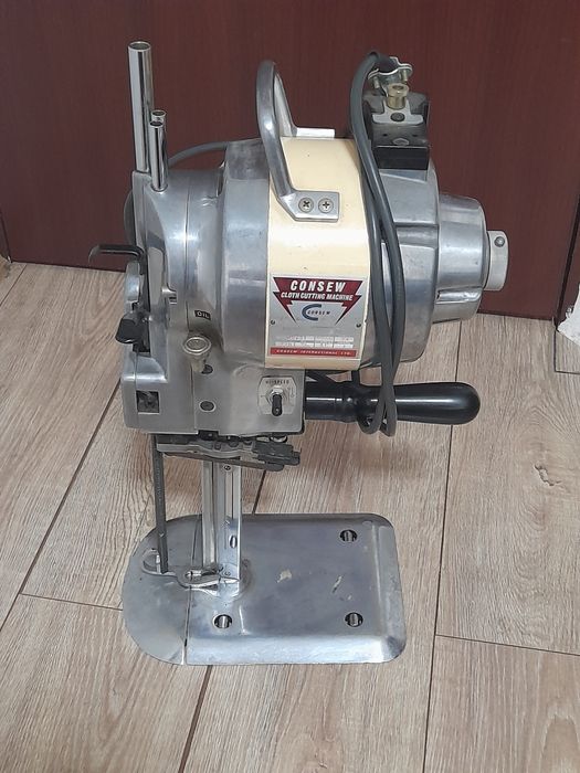 Vând masina de tăiat materiale (croit)