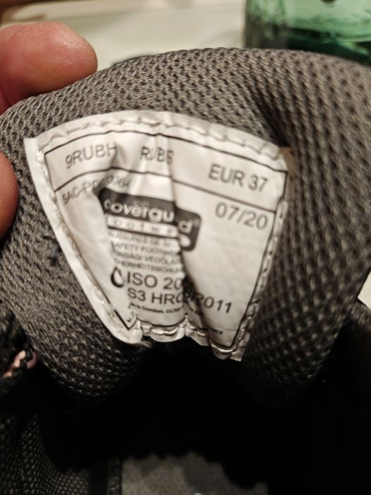 Продавам  НОВИ safety обувки.Номер 37.