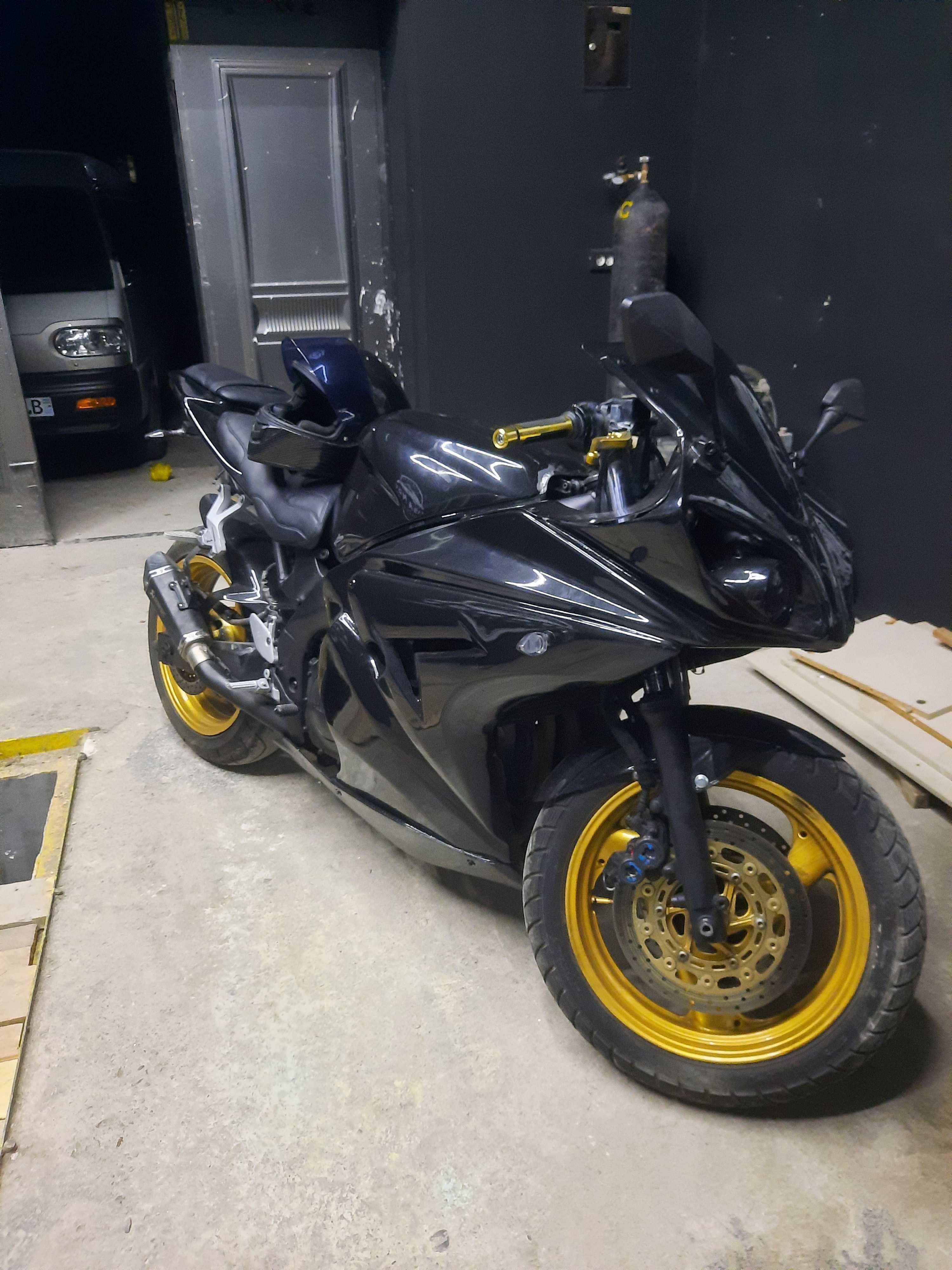 Yamaha r1 korpusda thudercat