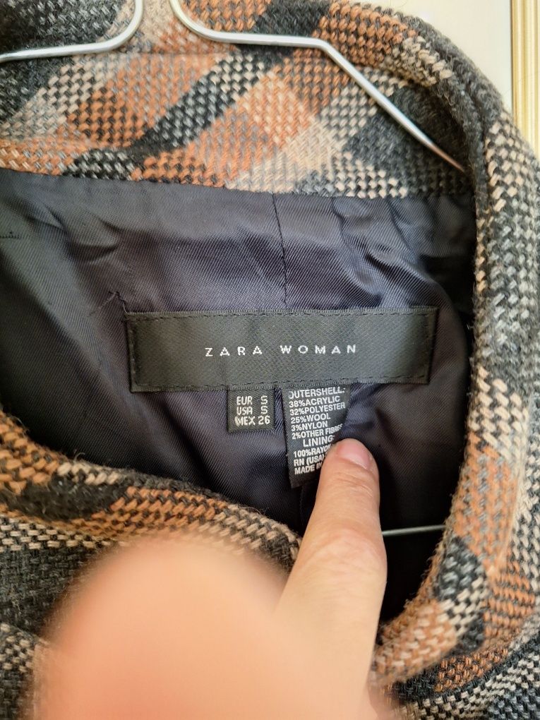 Стилно палто Zara.