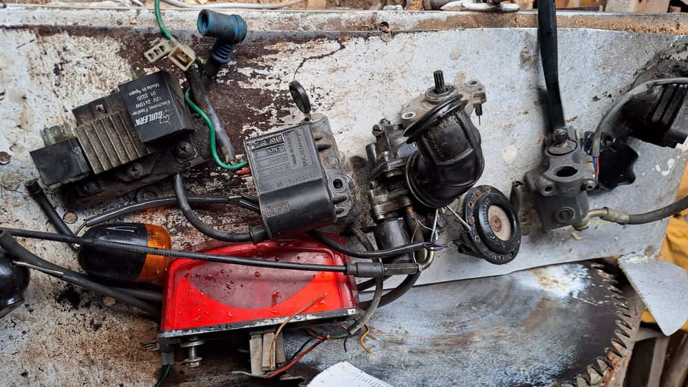 Roată pe 13 în stare foarte buna si pise scuter luate de pe scuter bun