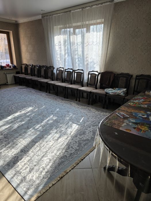 Стол со стульями в гостиную