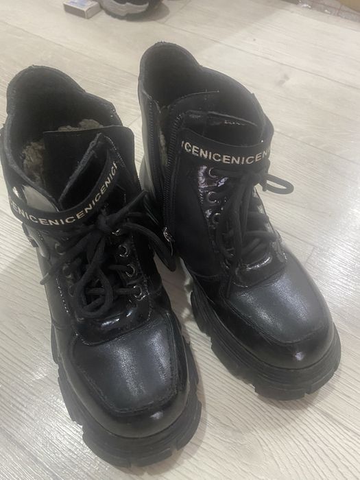 Продам зимнюю обувь для девочки